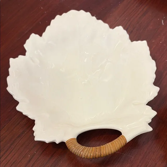 Set of 4 Vintage Ceramic Leaf Dishes with Tan Rattan Wrapped Handles - Picture 2 of 8